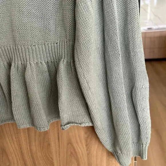 BLU PEPPER Ribbed Waist Sweater Top in Green Sage Small V Neck like new - Picture 7 of 10